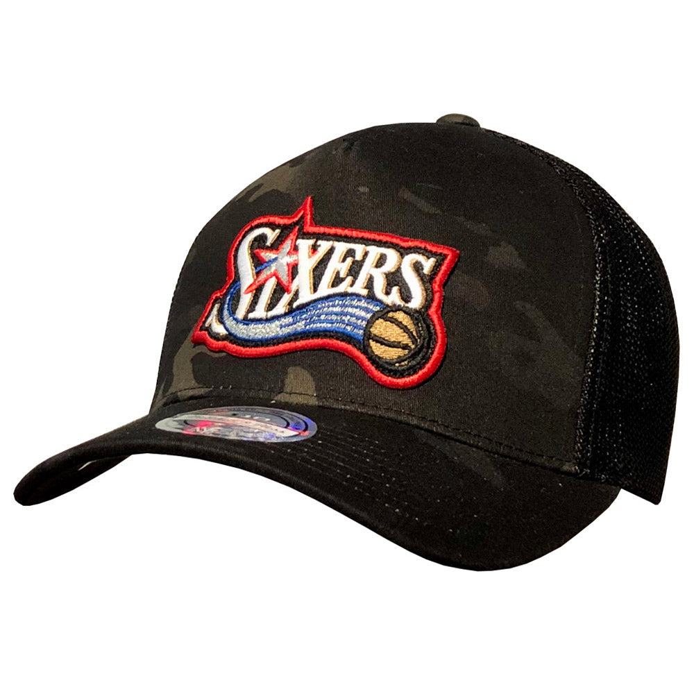 Mitchell & Ness - Philadelphia 76'ers Trucker Cap - Black Multicam - capstore.dk